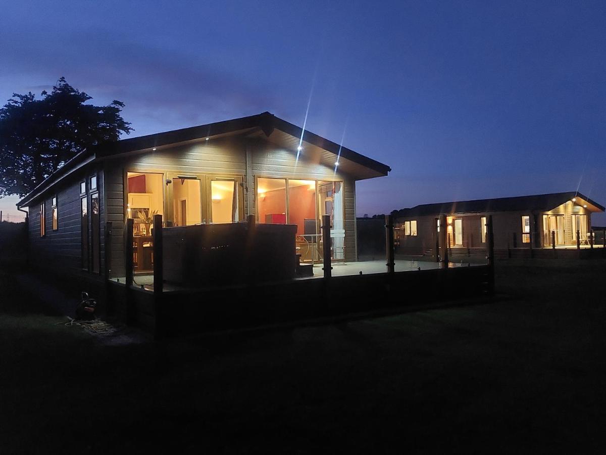 Luxury Family Beechwood Lodge With Hot Tub Lochwinnoch Exterior photo