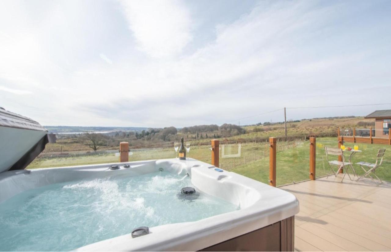 Luxury Family Beechwood Lodge With Hot Tub Lochwinnoch Exterior photo