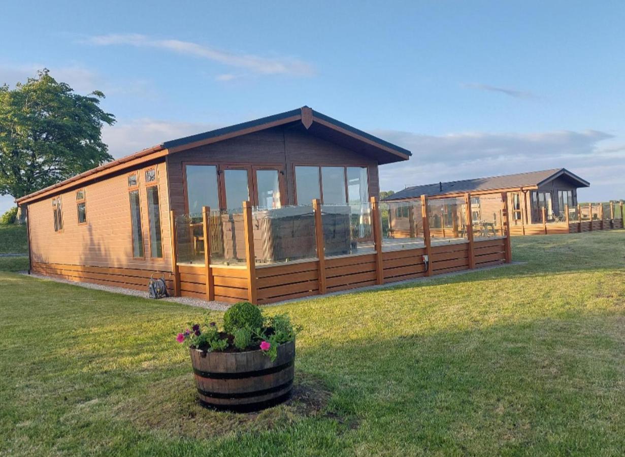 Luxury Family Beechwood Lodge With Hot Tub Lochwinnoch Exterior photo